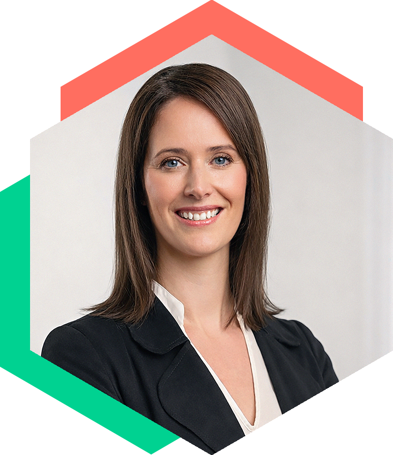 Porträt von Constanze Reinsberg im dunklen Blazer vor hellem Hintergrund, eingefasst in einem hexagonalen Grafik-Rahmen, Senior Beraterin für Public Relations und strategische Kommunikation bei WeichertMehner