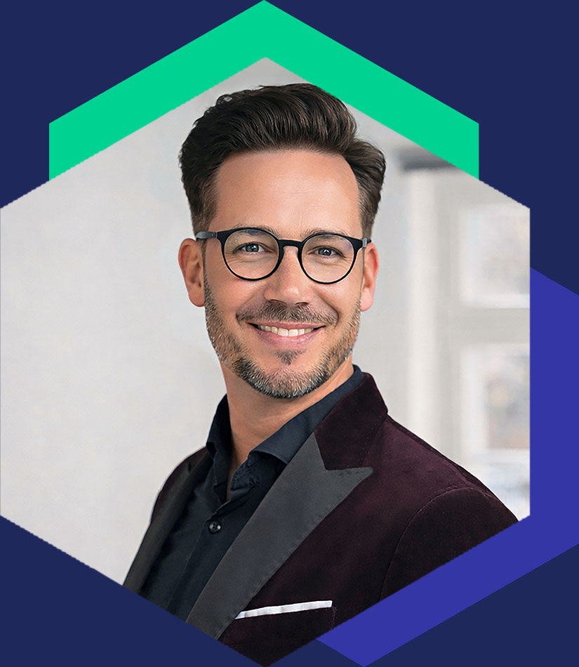 Porträt von Gunnar Mothes mit Brille und dunkelrotem Samtsakko, grafisch eingefasst in einem modernen Hexagon-Design, Creative Director & Senior Consultant für Coporate Designs, Corporate Identity, Kampagnen und Kreation bei WeichertMehner