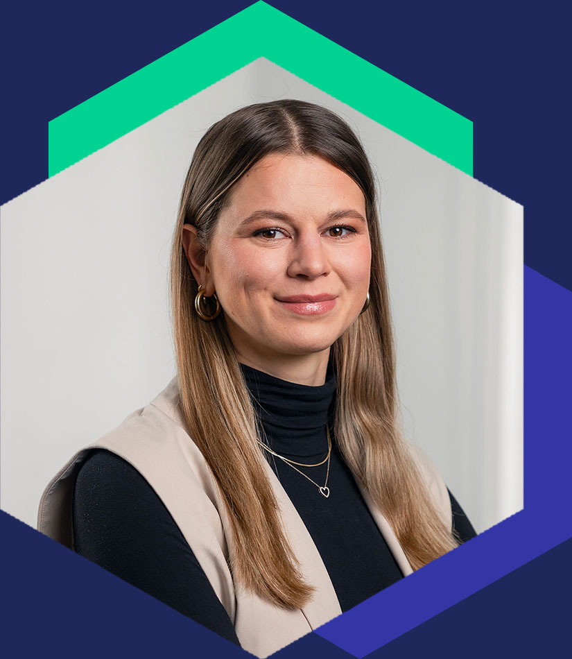 Porträt von Katharina Mehner mit schwarzem Rollkragenshirt und beige Weste vor hellem Hintergrund, grafisch eingerahmt in einem modernen Hexagon-Design, Beraterin für strategische Kommunikation und Corporate Communications bei WeichertMehner