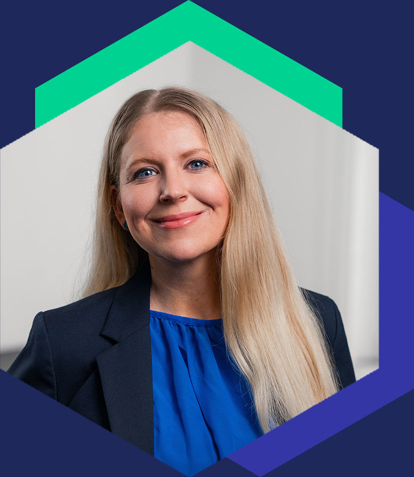 Porträt von Laura Rind-Menzel in einem dunkelblauen Blazer und blauer Bluse, grafisch eingefasst in einem hexagonalen Design-Element, Beraterin für strategische Kommunikation bei WeichertMehner