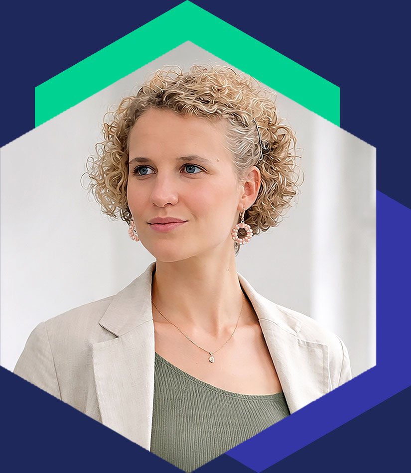 Porträt von Lilith Diringer in hellem Blazer und grünem Oberteil, präsentiert in einem modernen hexagonalen Grafik-Rahmen von WeichertMehner, Beraterin für strategische Kommunikation und PR bei WeichertMehner