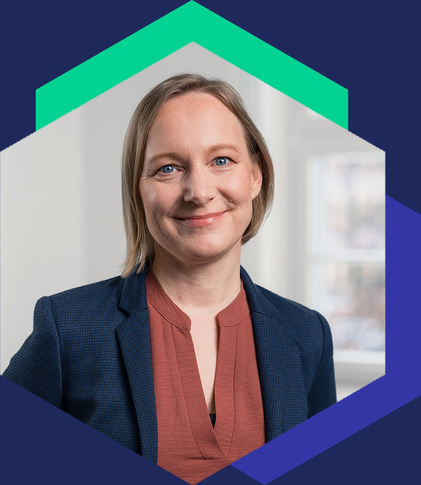 Porträt von Steffi Petersen im dunkelblauen Blazer und rostbraunem Oberteil, eingefasst in das hexagonale Corporate-Design-Element, Art Director bei WeichertMehner