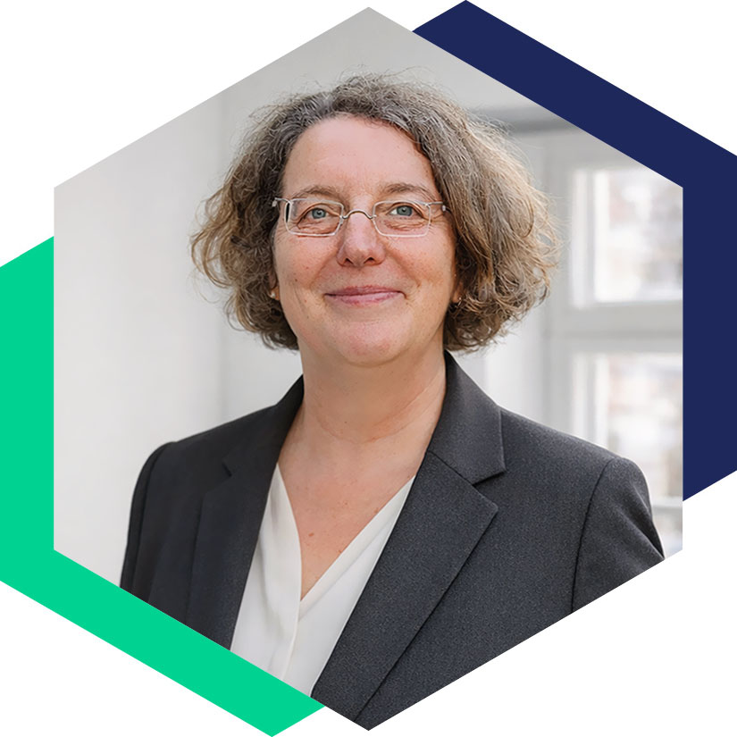 Porträt von Anke Krey mit Brille in einem dunklen Blazer und einer hellen Bluse vor einem hellen Hintergrund, Senior Beraterin bei WeichertMehner