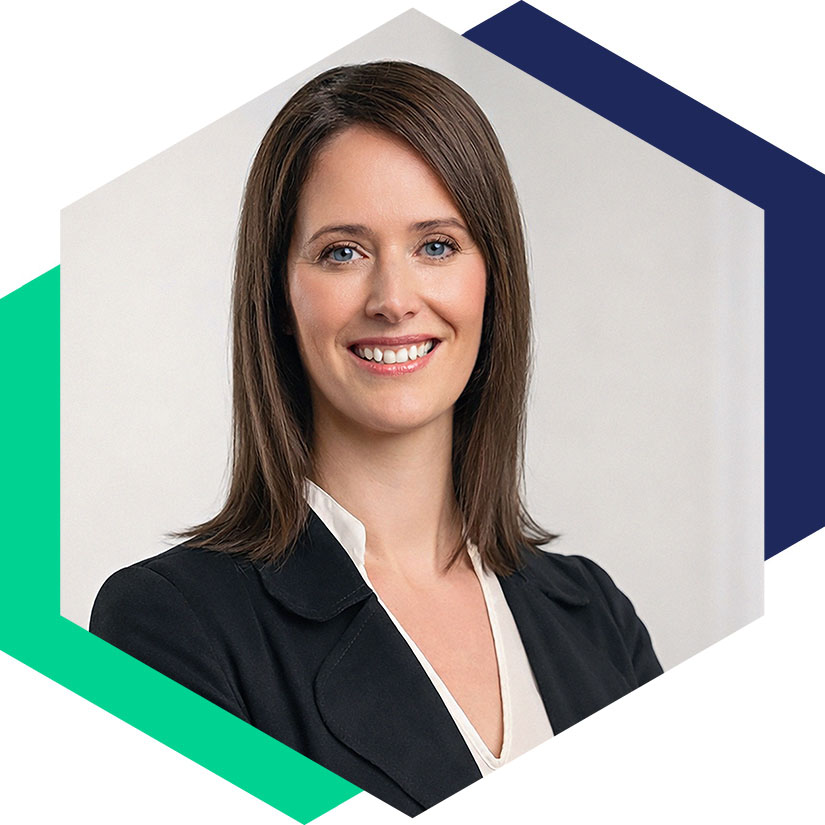 Porträt von Constanze Reinsberg im dunklen Blazer vor hellem Hintergrund, eingefasst in einem hexagonalen Grafik-Rahmen, Senior Beraterin für Public Relations und strategische Kommunikation bei WeichertMehner