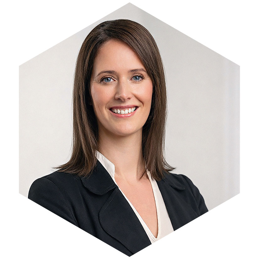 Porträt von Constanze Reinsberg im dunklen Blazer vor hellem Hintergrund, eingefasst in einem hexagonalen Grafik-Rahmen, Senior Beraterin für Public Relations und strategische Kommunikation bei WeichertMehner