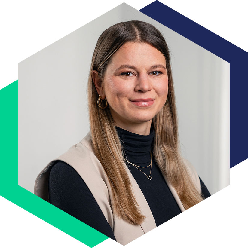 Porträt von Katharina Mehner mit schwarzem Rollkragenshirt und beige Weste vor hellem Hintergrund, grafisch eingerahmt in einem modernen Hexagon-Design, Beraterin für strategische Kommunikation und Corporate Communications bei WeichertMehner