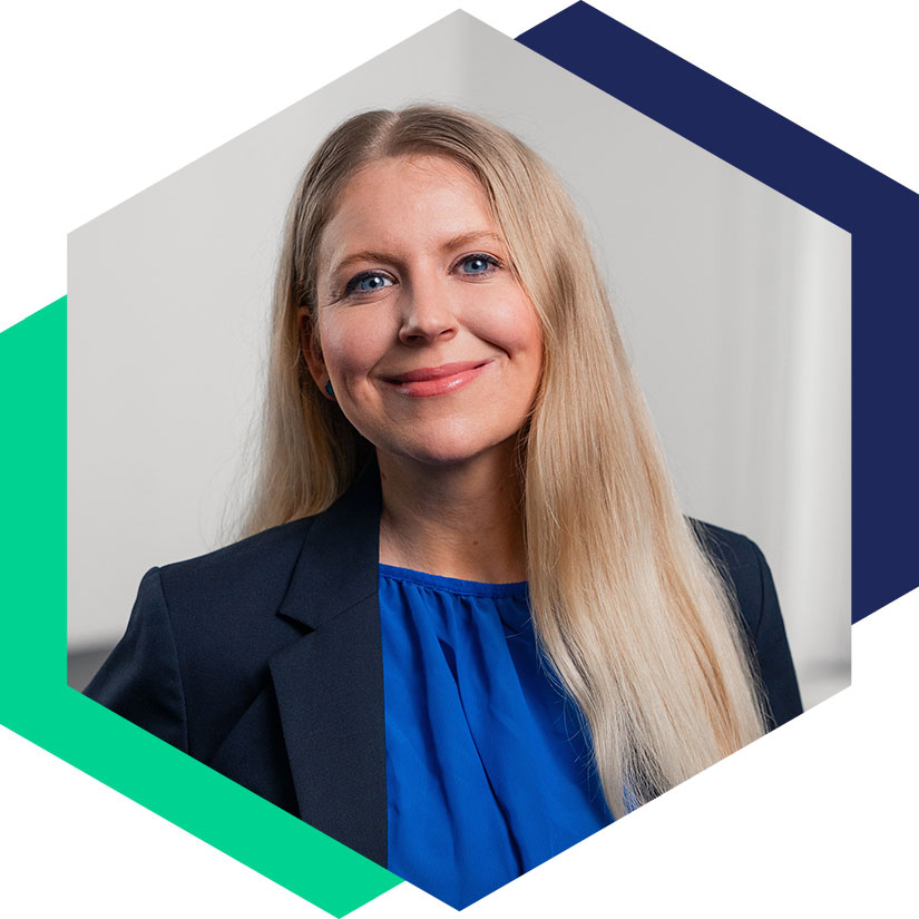 Porträt von Laura Rind-Menzel in einem dunkelblauen Blazer und blauer Bluse, grafisch eingefasst in einem hexagonalen Design-Element, Beraterin für strategische Kommunikation bei WeichertMehner