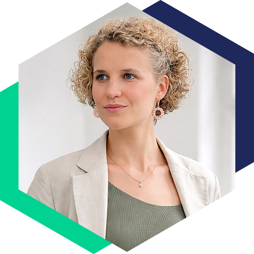 Porträt von Lilith Diringer in hellem Blazer und grünem Oberteil, präsentiert in einem modernen hexagonalen Grafik-Rahmen von WeichertMehner, Beraterin für strategische Kommunikation und PR bei WeichertMehner